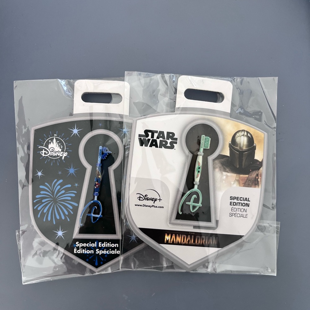 Disneyland buttons, Disney pins & blue Mickey graduation lanyard bundle (7)